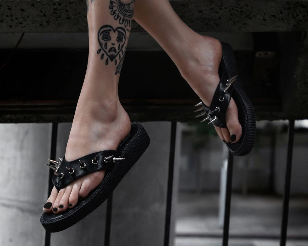 Black & Silver Spike Viva Low Flip Flop