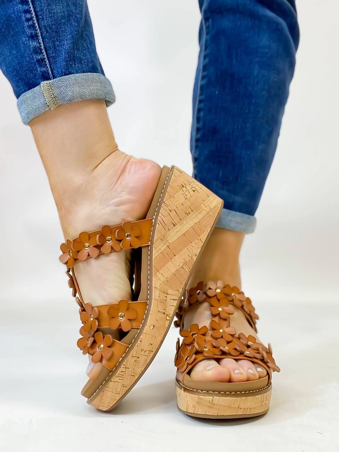 Women's Mic Drop Floral Wedge In Cognac
