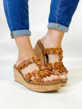 Women's Mic Drop Floral Wedge In Cognac
